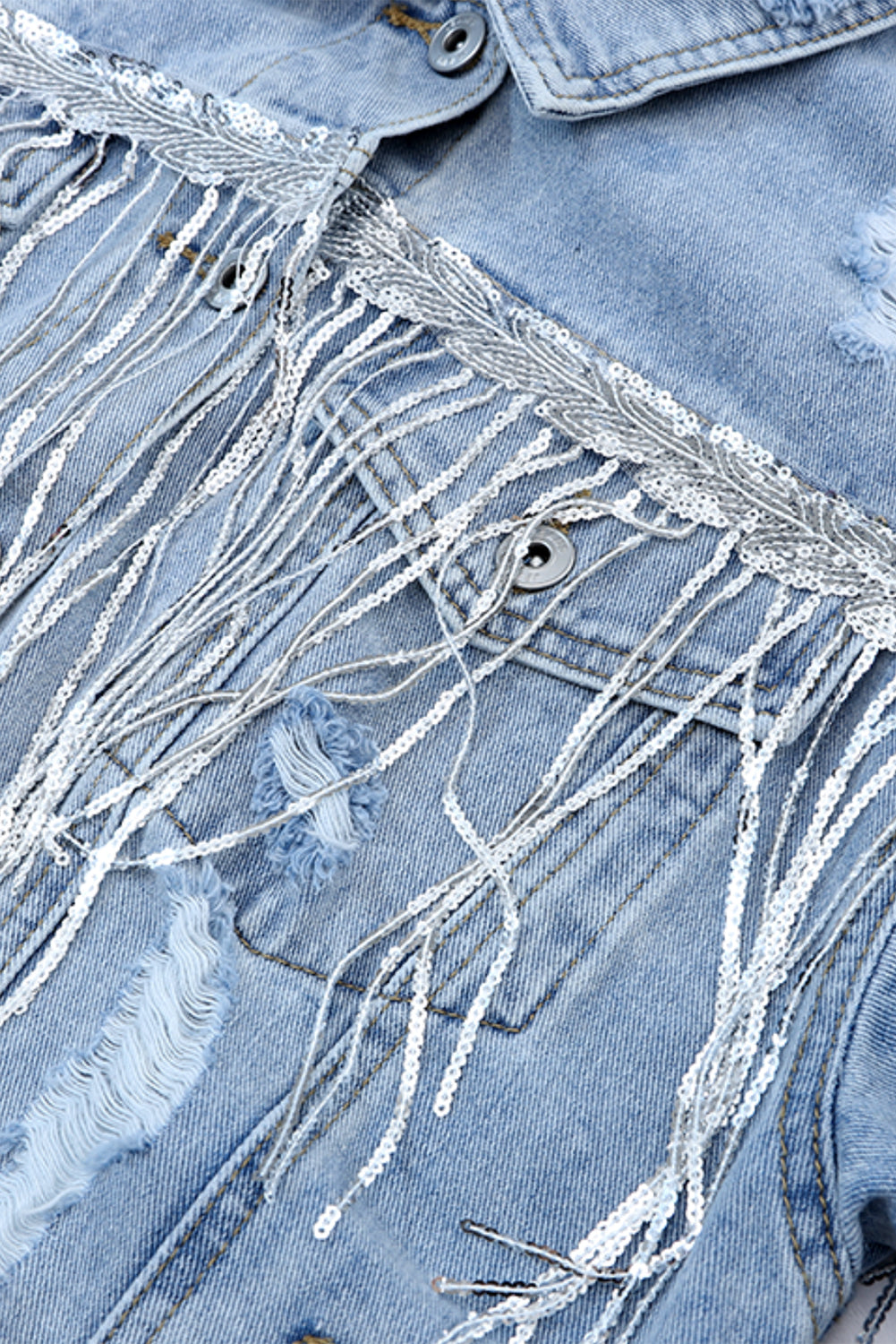 Veste en jean effet vieilli à franges ornées de sequins bleu ciel