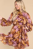 Robe florale multicolore froncée à col haut et à lacets taille haute