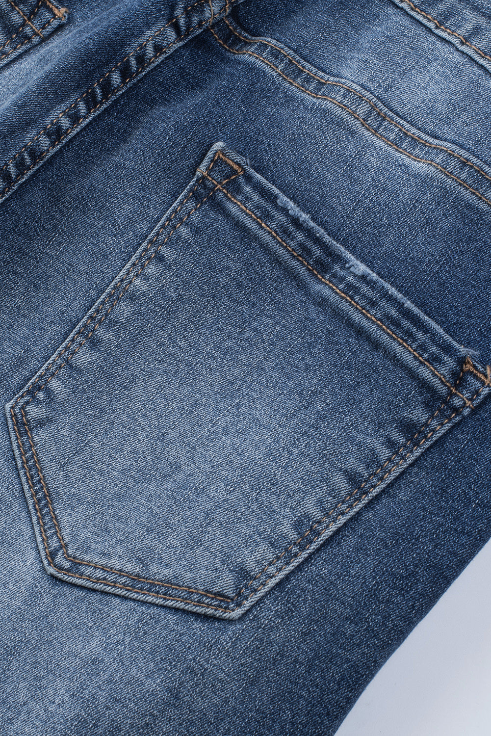 Jean skinny effet vieilli bleu ciel avec braguette zippée et bouton asymétrique