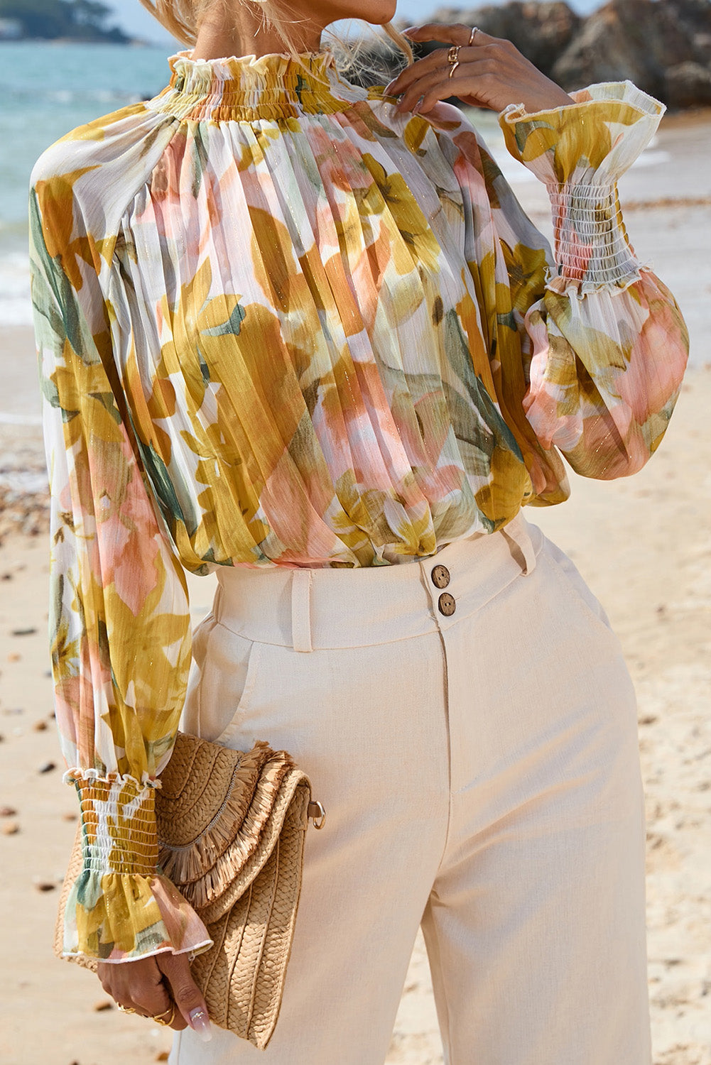 Blouse jaune à imprimé floral et manches volantées à col montant