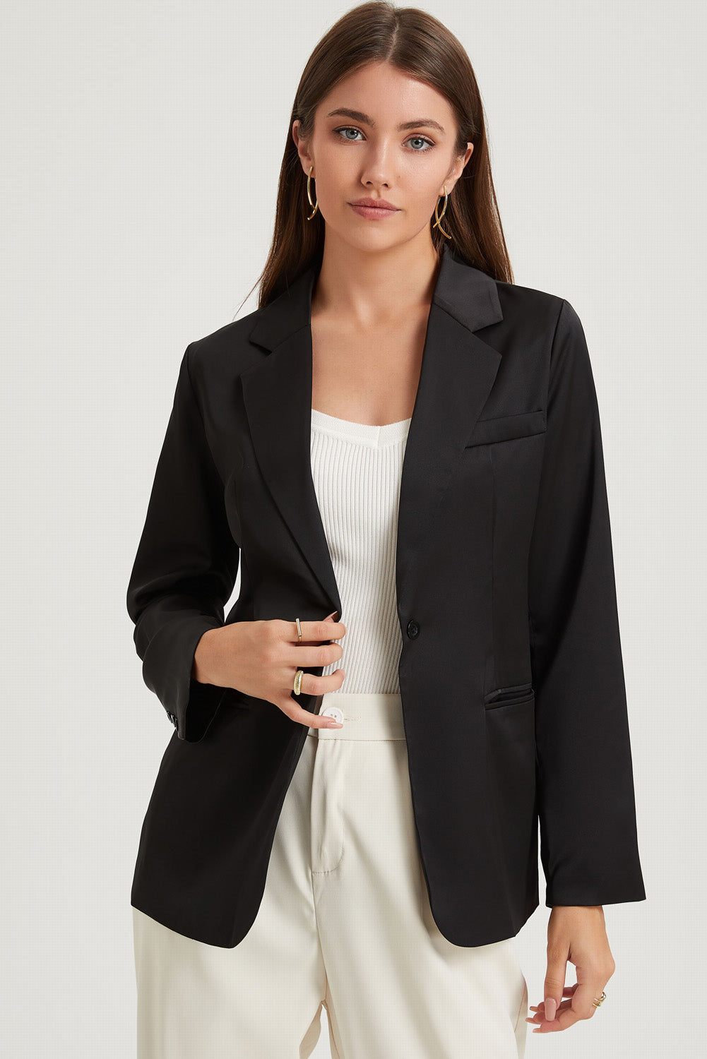 Blazer noir avec poches et bouton unique, col à revers