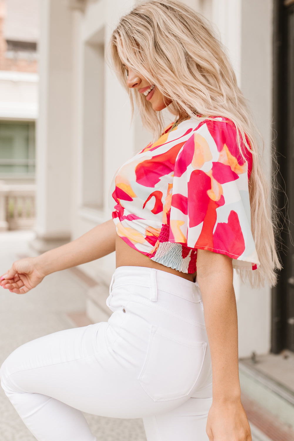 Blouse courte multicolore à imprimé abstrait et col en V torsadé sur le devant 