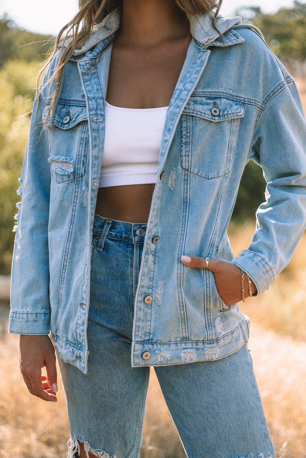 Veste en jean à capuche déchirée et fermeture boutonnée bleu ciel