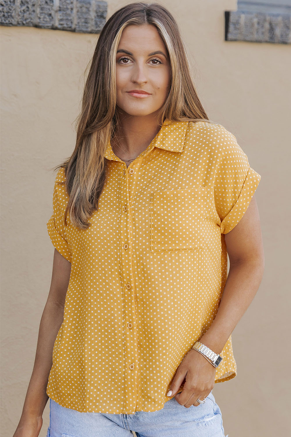 Chemise jaune roulée à manches courtes et imprimé à pois