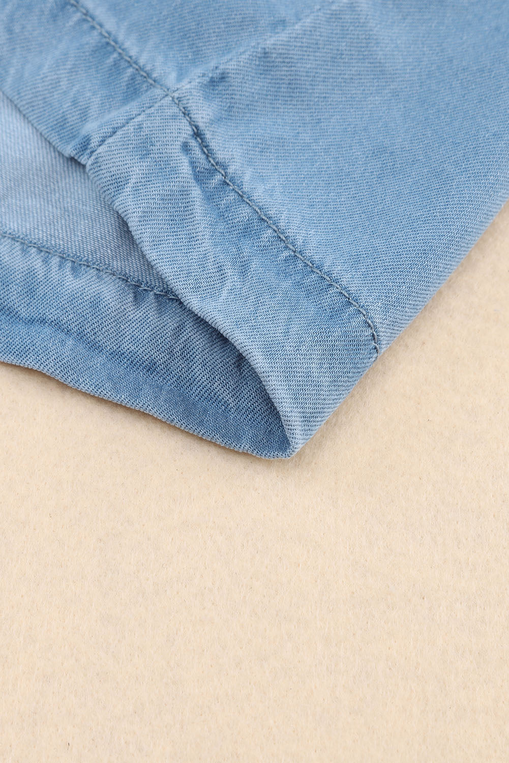 Débardeur en denim à boutons plissés bleu ciel