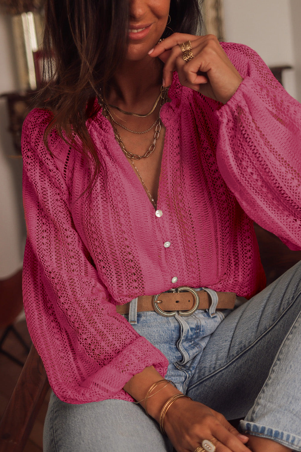 Chemise blanche en dentelle boutonnée à manches longues et col en V