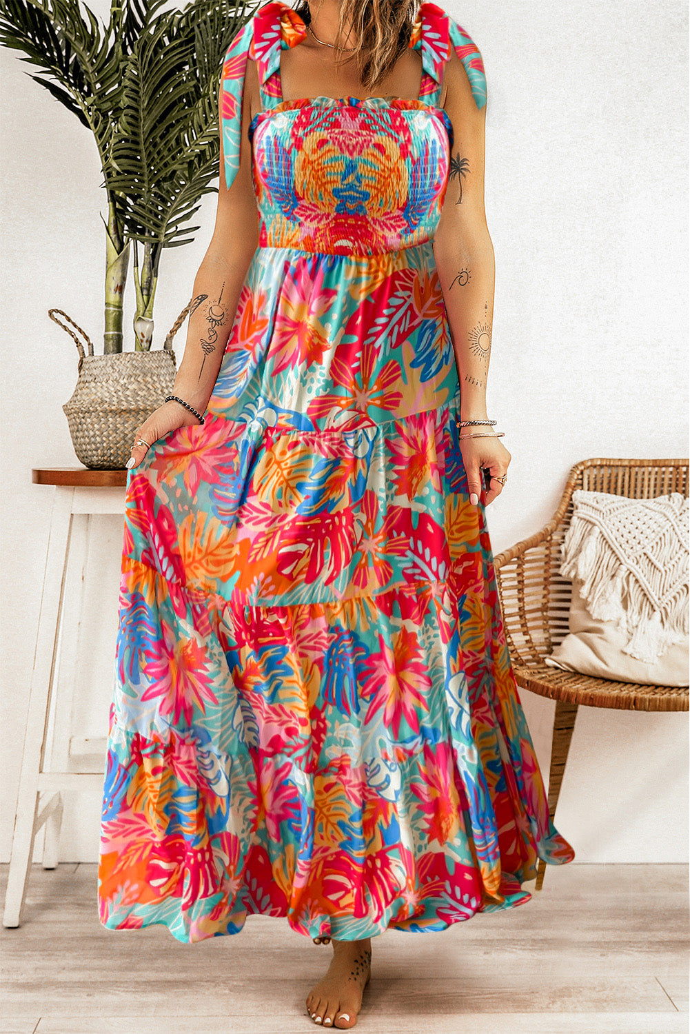 Robe longue multicolore à volants smockés et imprimé tropical vibrant