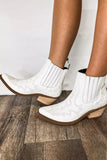 Bottines à talons épais en cuir brodé blanc 