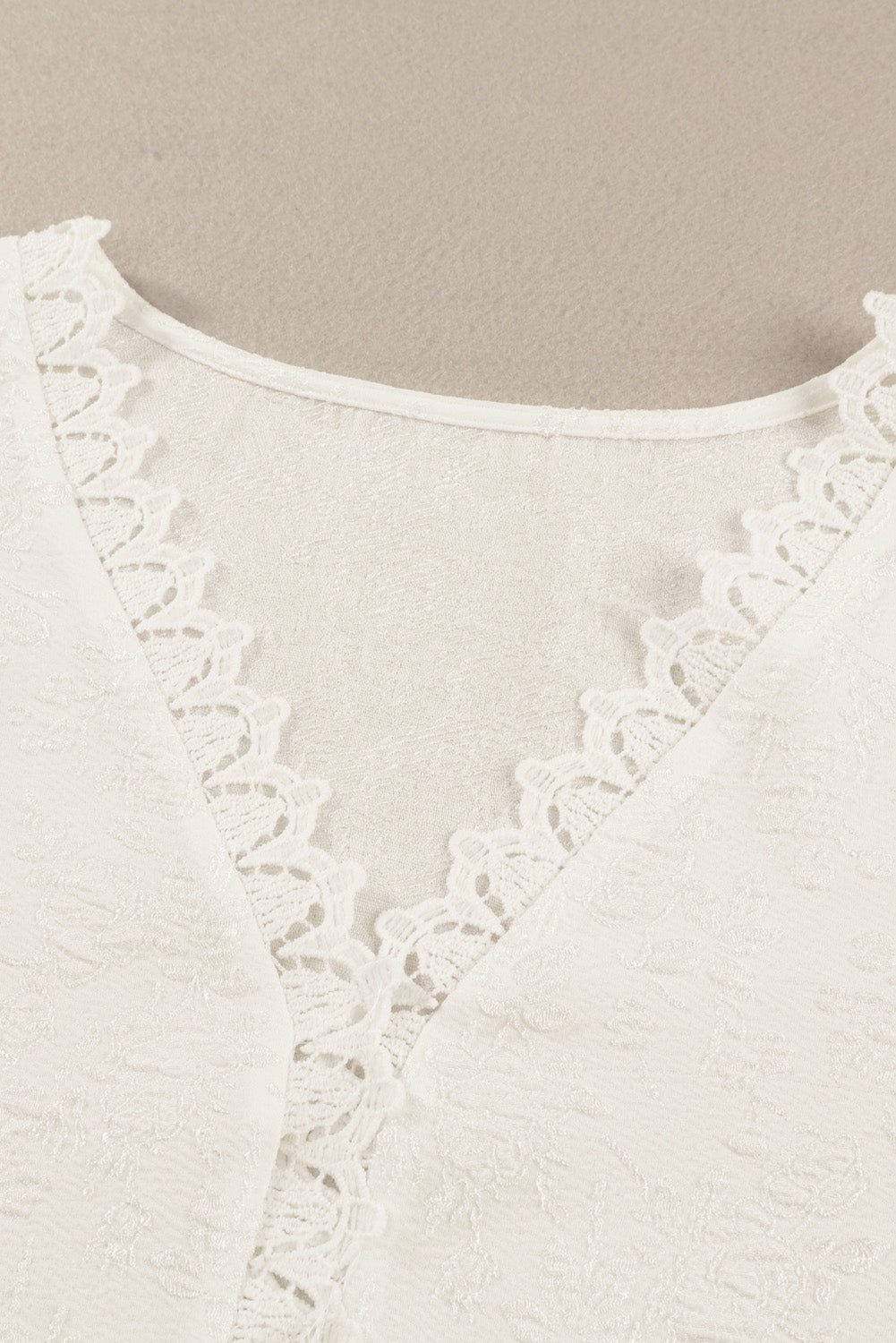 Chemise décontractée en dentelle blanche à manches courtes et col en V