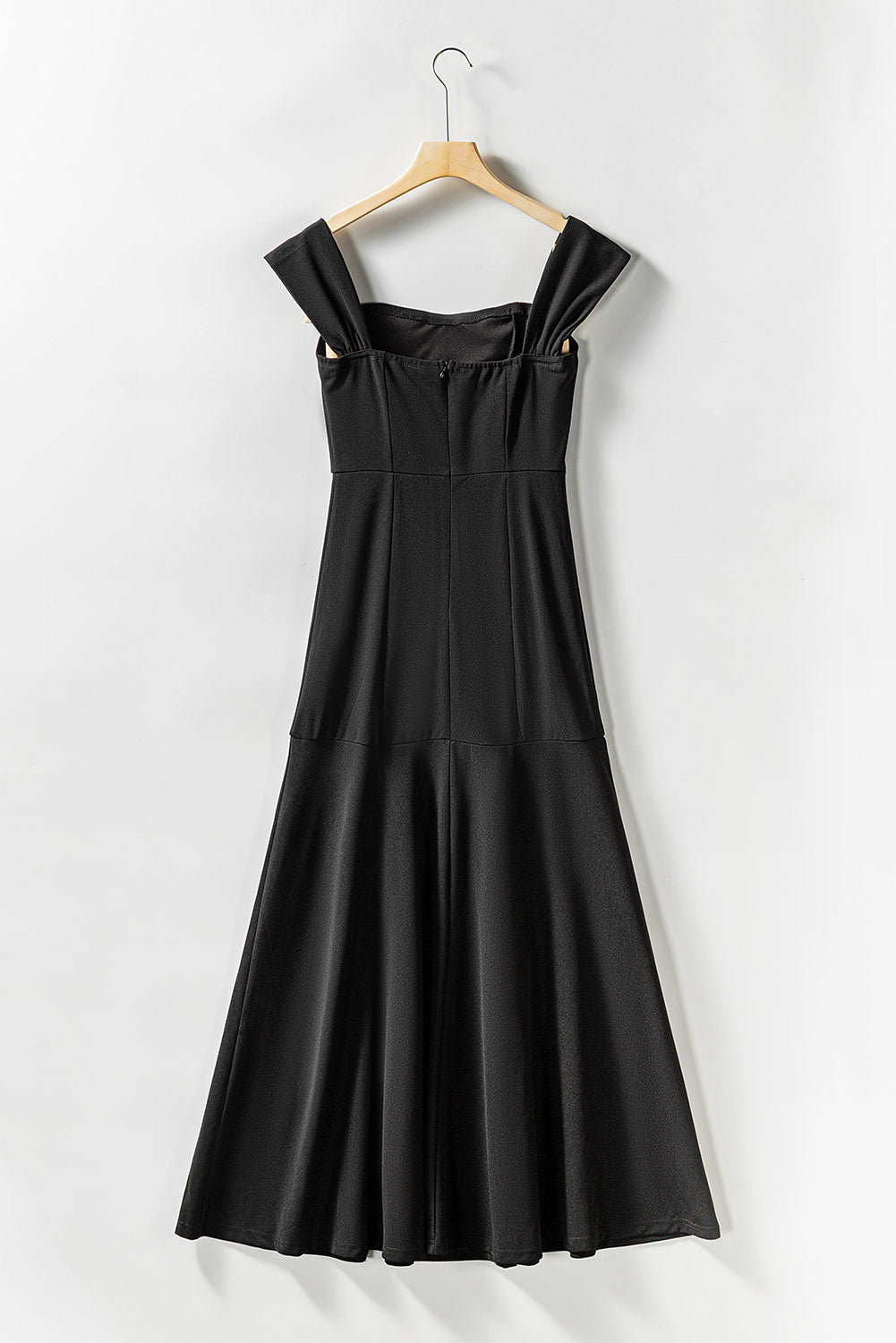 Robe de soirée noire à épaules dénudées et fendue sur les cuisses