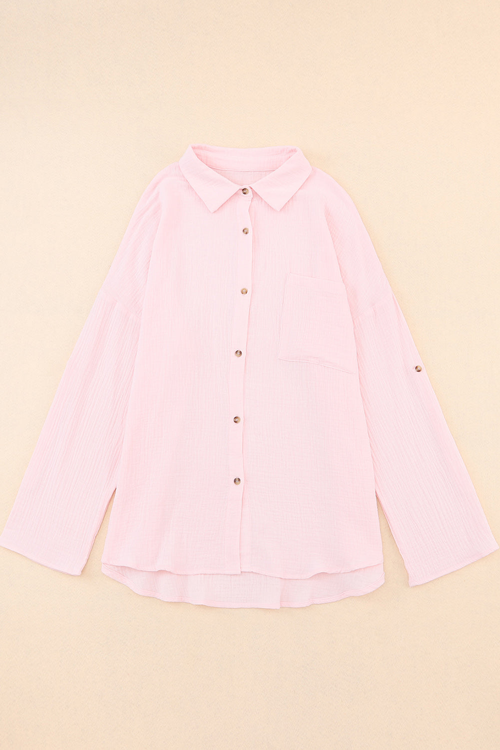 Chemise rose à manches retroussées et texture froissée