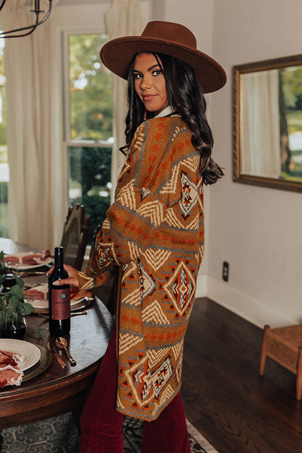 Cardigan marron ouvert sur le devant en tricot géométrique aztèque