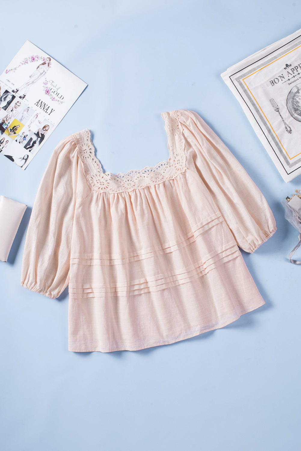 Blouse babydoll beige à manches bouffantes et œillets 