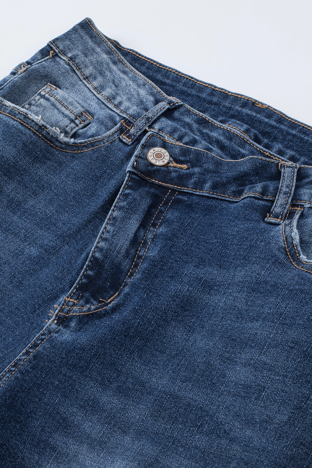 Jean skinny effet vieilli bleu ciel avec braguette zippée et bouton asymétrique