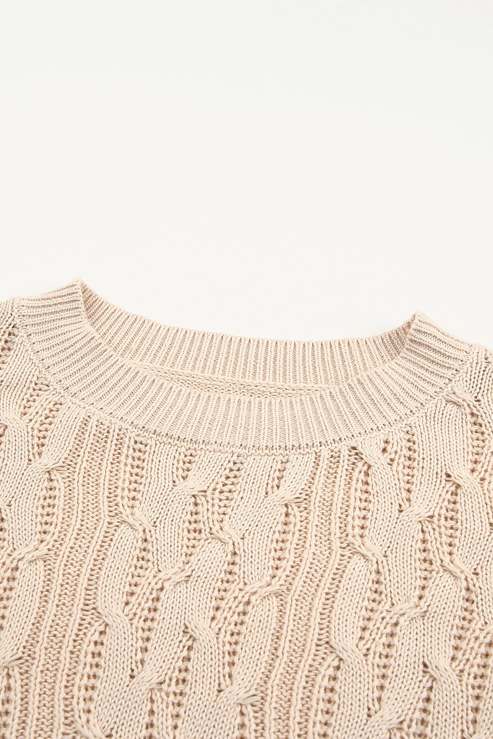 Pull beige en tricot torsadé avec épaules volantées