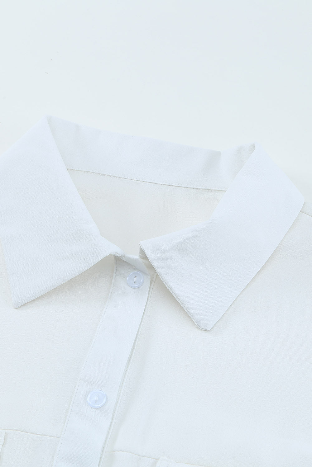 Chemise boutonnée blanche à manches longues et poche unie