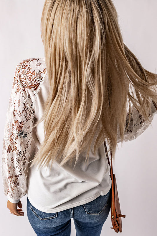 Haut blanc à manches longues en dentelle au crochet