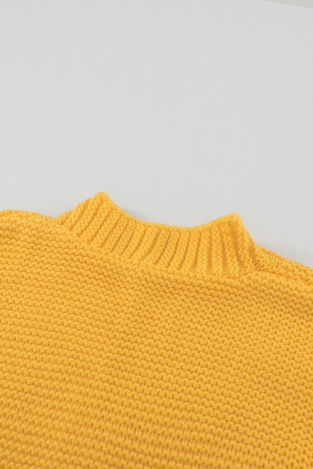 Cardigan jaune en grosse maille ouvert sur le devant