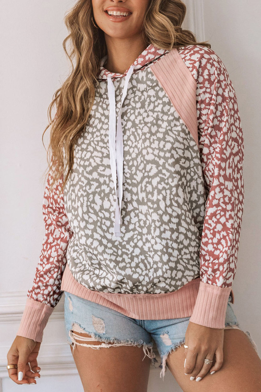 Sweat-shirt à capuche à manches longues et motif léopard rose