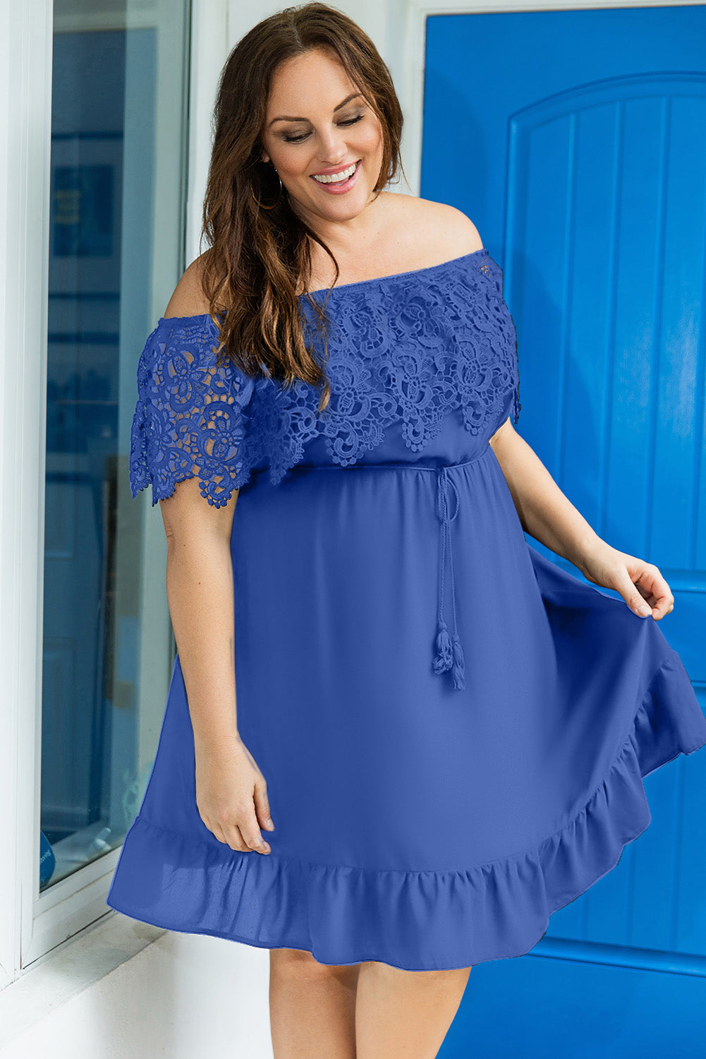 Robe bleue à épaules dénudées et manches en dentelle, grande taille