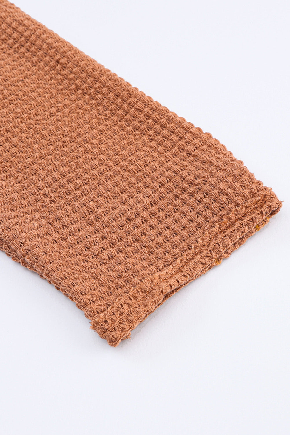 Haut à manches longues marron en tricot gaufré avec boutons et bordure contrastée