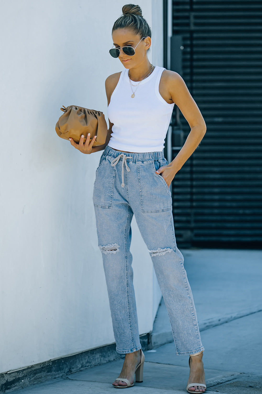 Pantalon de jogging en denim à poches rondes en détresse bleu ciel