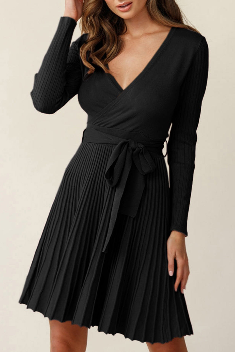 Robe pull plissée côtelée noire avec ceinture et col en V