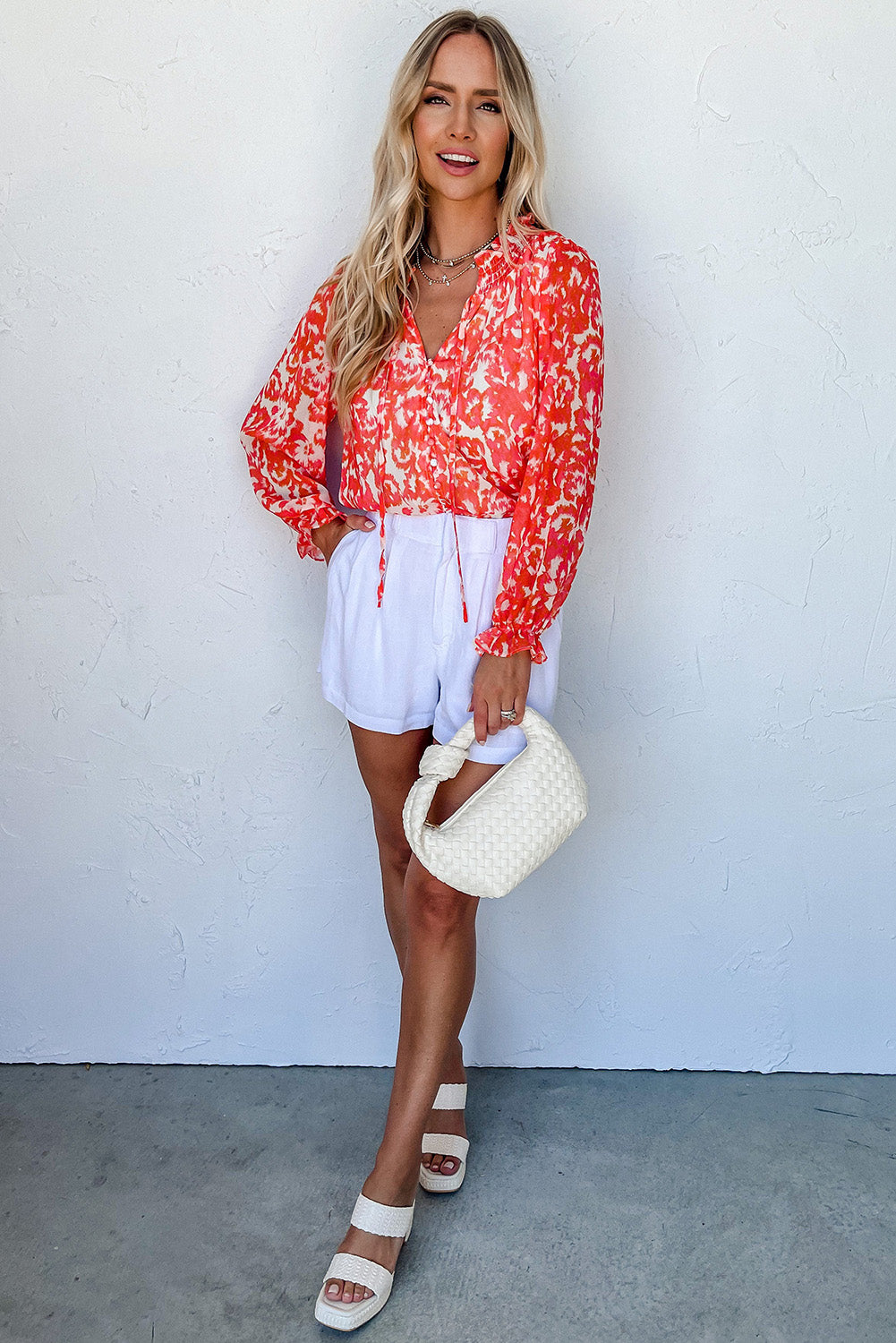 Blouse rouge à col en V cranté à volants et fleurs