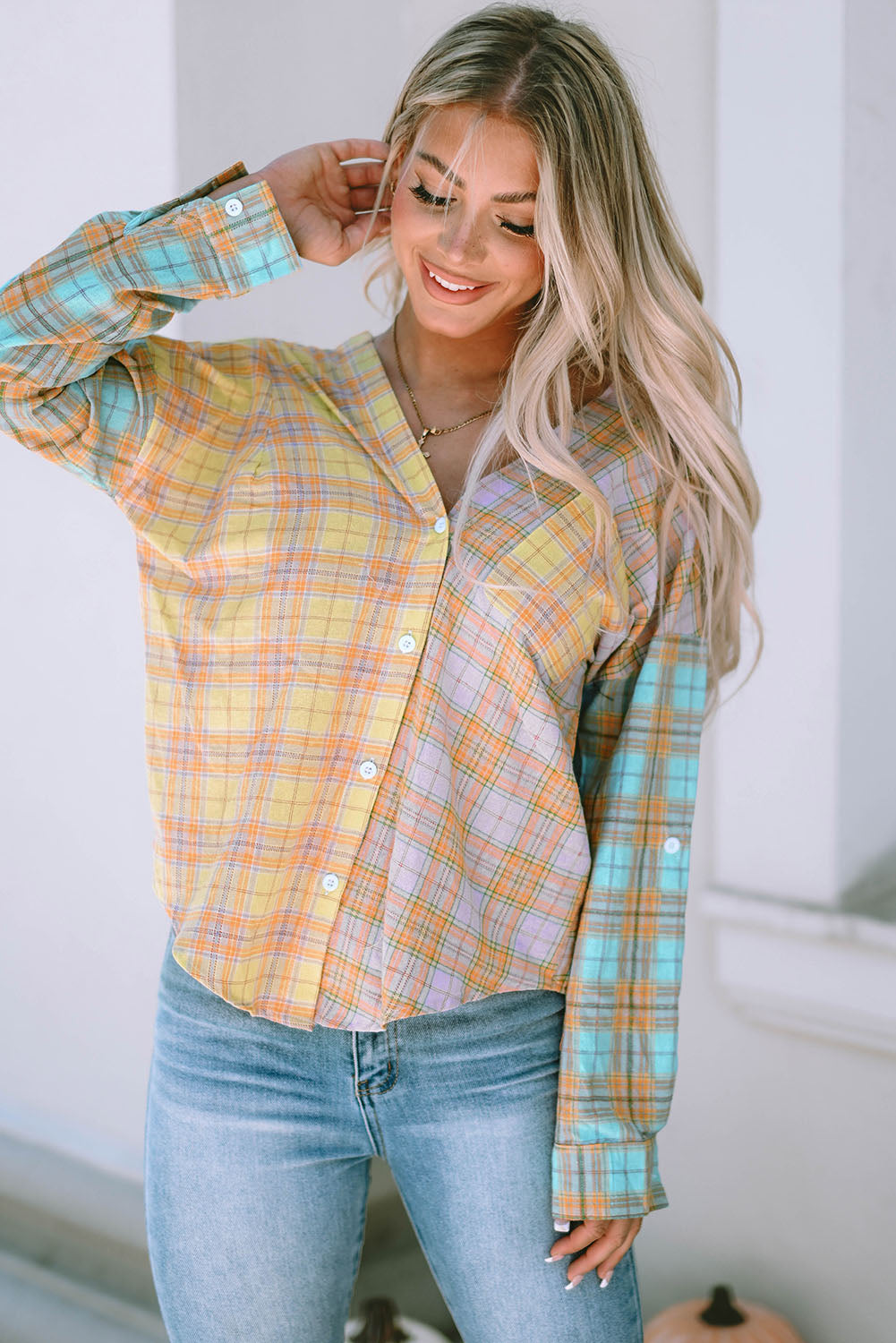 Chemise jaune boutonnée à manches longues et col en V à carreaux mélangés