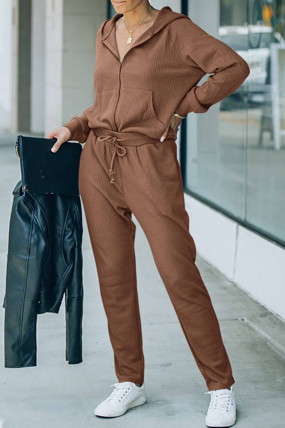 Sweat à capuche zippé en tricot gaufré marron et pantalon, tenue Athleisure