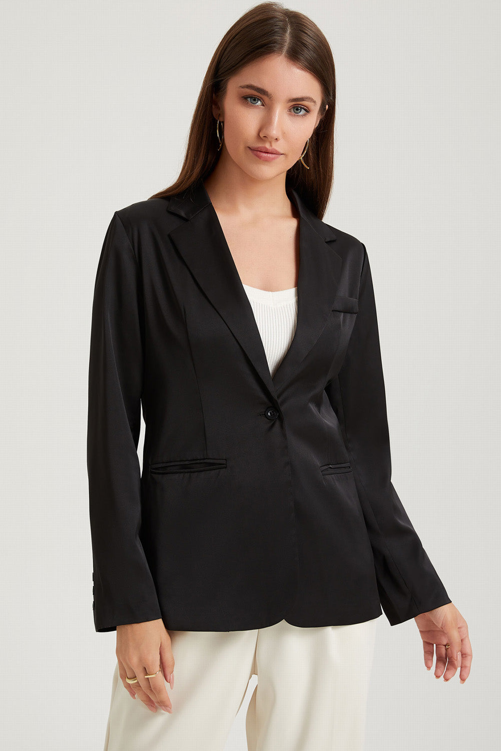 Blazer noir avec poches et bouton unique, col à revers