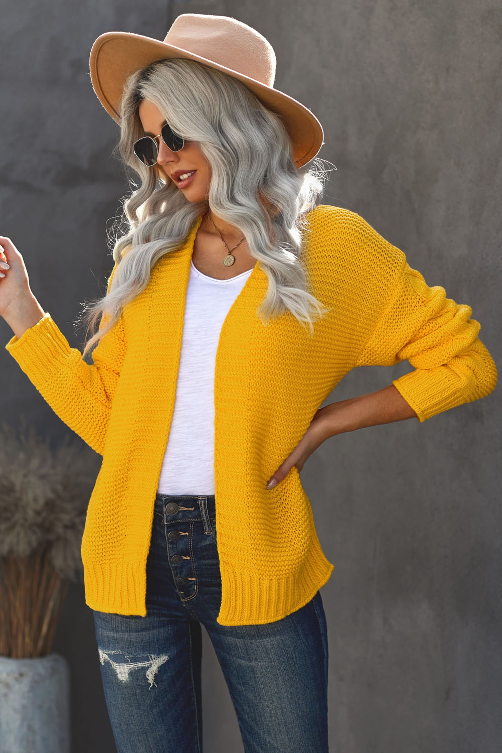 Cardigan jaune en grosse maille ouvert sur le devant