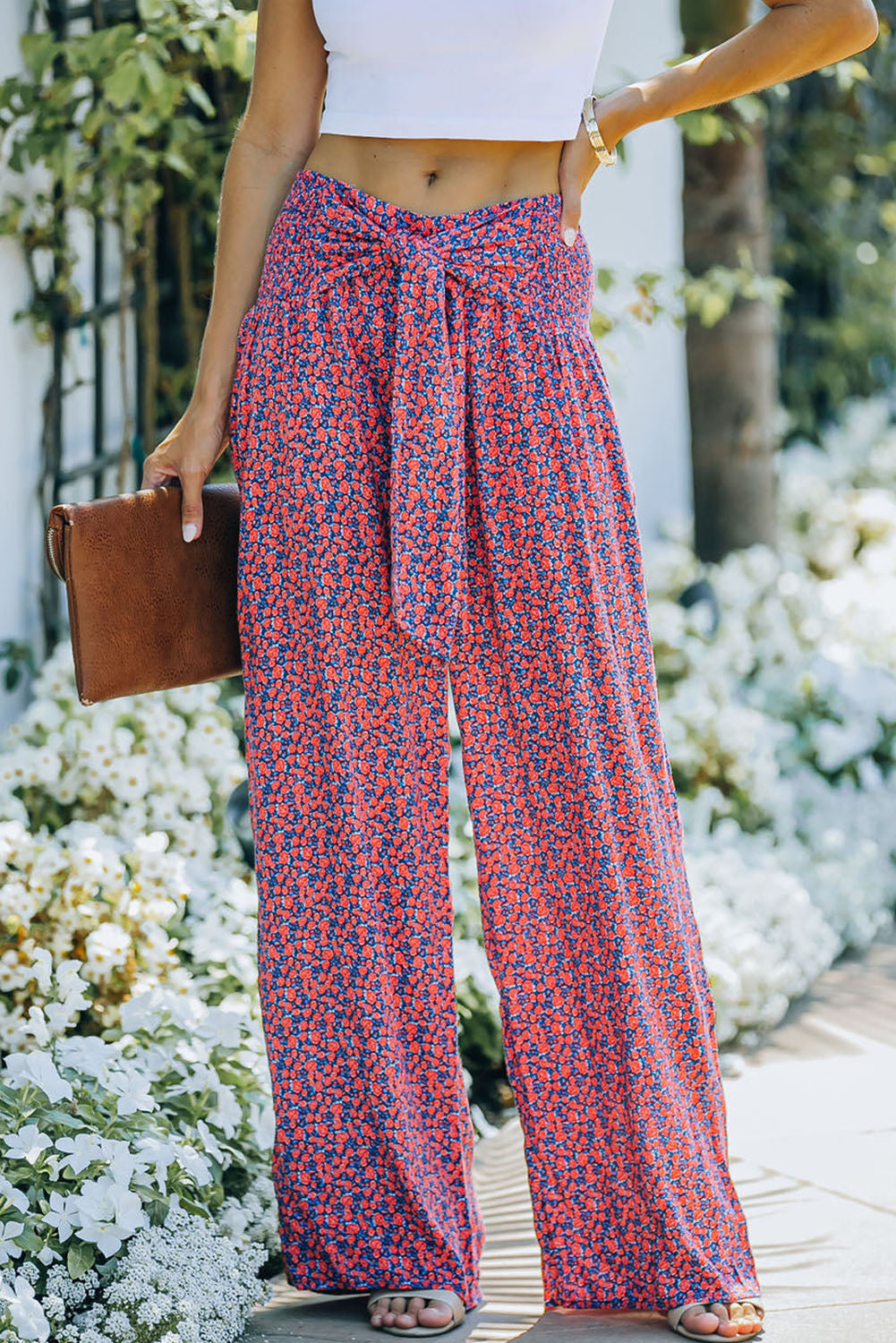 Pantalon large à petites fleurs et imprimé floral noué sur le devant 