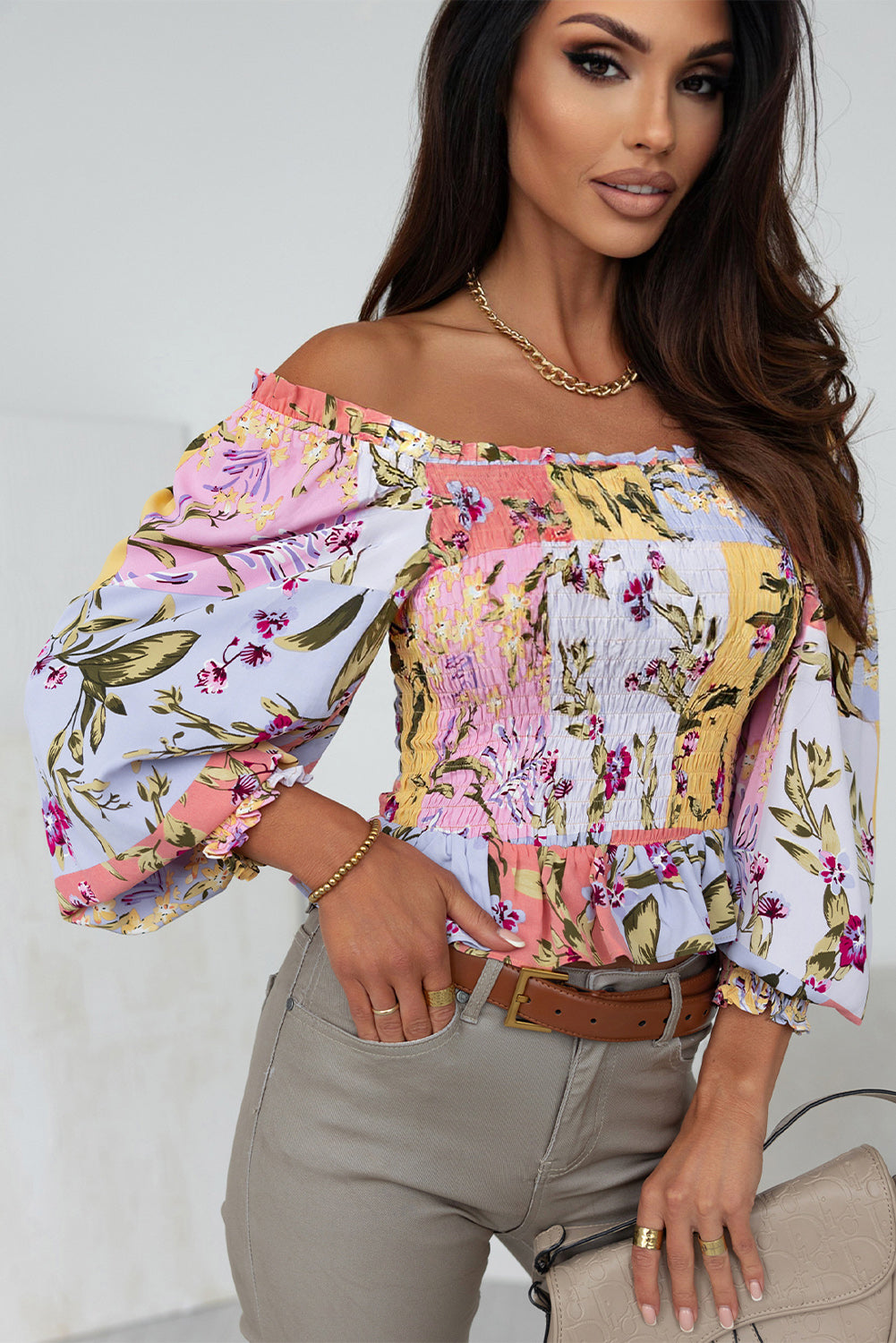 Blouse multicolore à col carré et bordure à volants et fleurs smockées