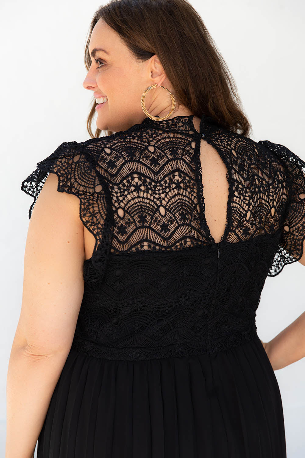 Robe plissée fluide à col haut et corsage en dentelle de grande taille noire 