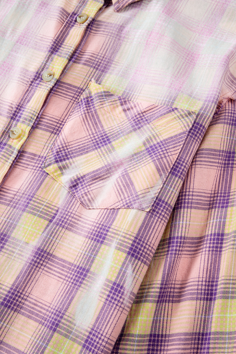 Chemise violette à carreaux blanchis et coutures apparentes