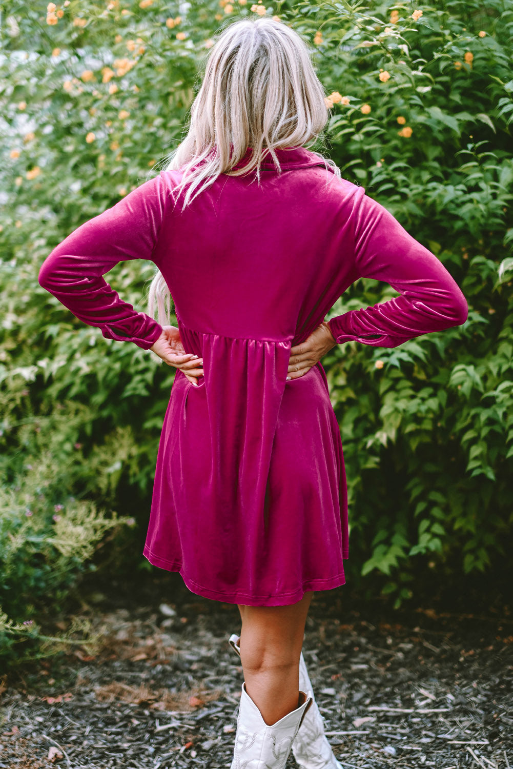 Robe boutonnée en velours à volants et manches longues verte