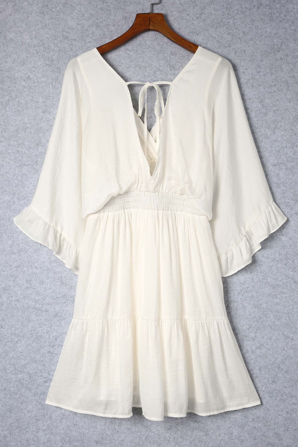 Mini-robe beige à volants et col en V, taille smockée