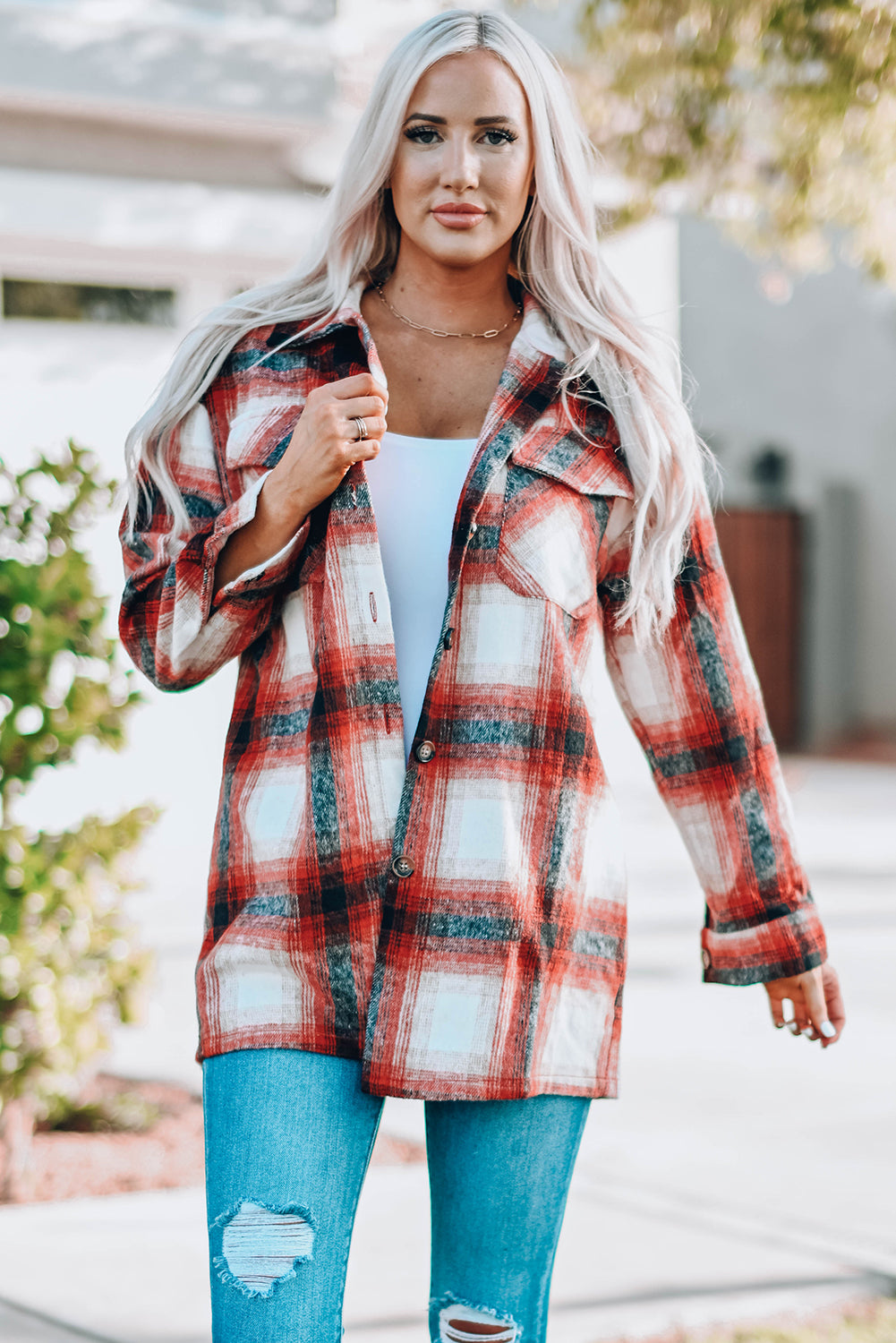 Manteau rouge à col rabattu et poche à carreaux avec fermeture à bouton