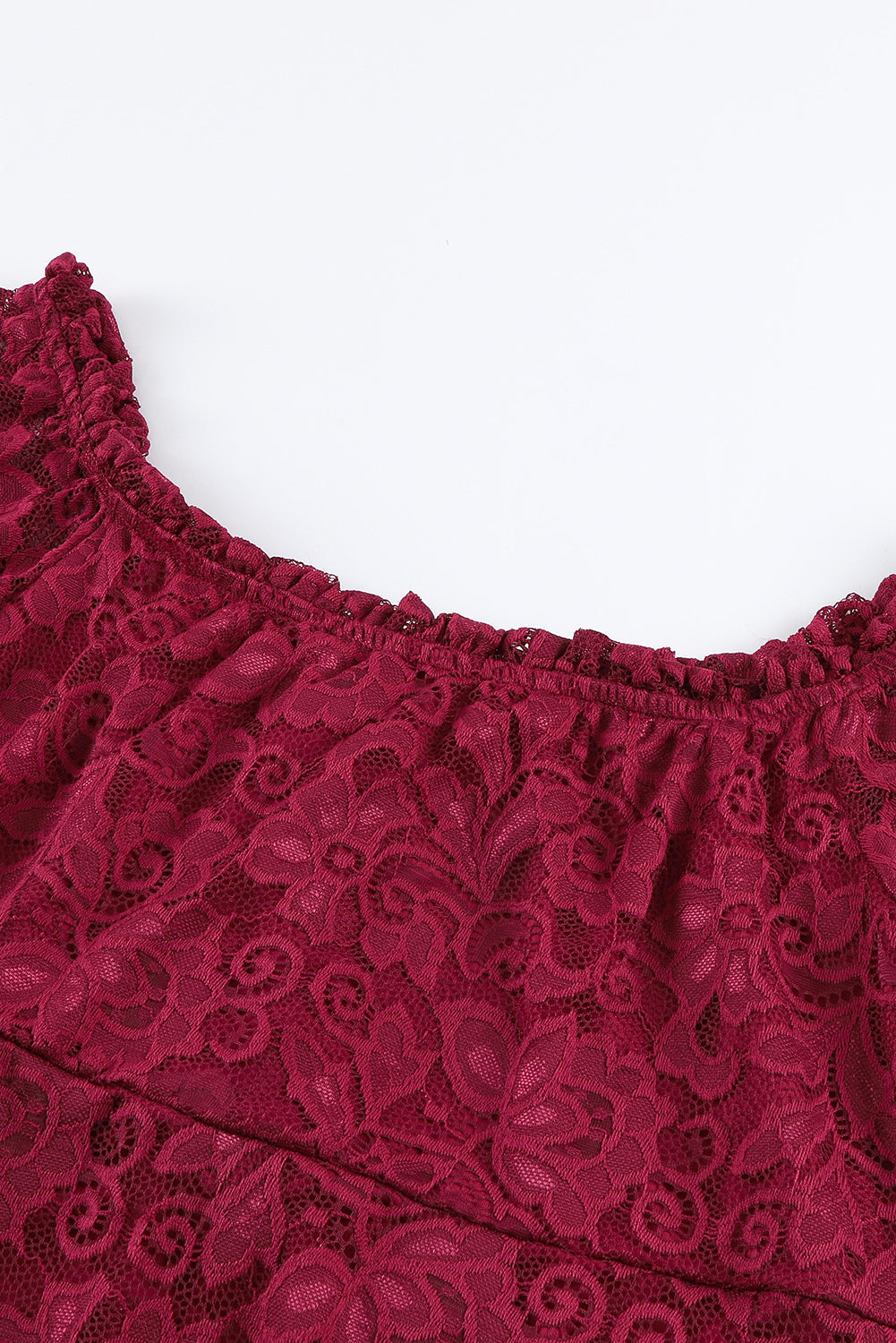 Robe rouge en dentelle à volants et manches bulles, épaules dénudées, grande taille