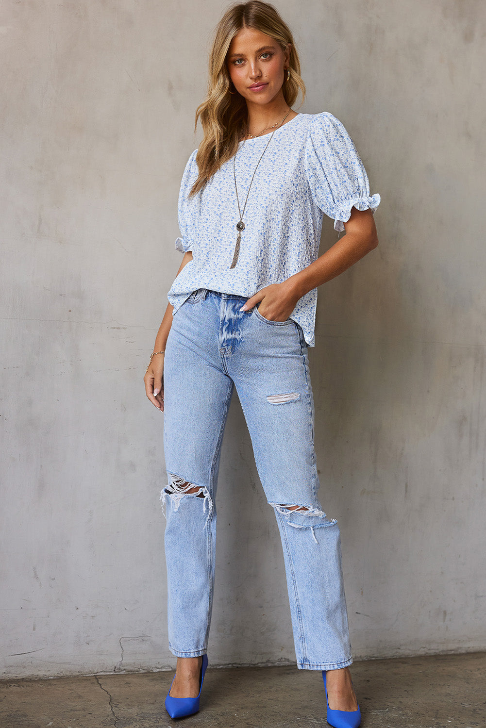 Blouse noire à manches bouffantes et smockée à fleurs