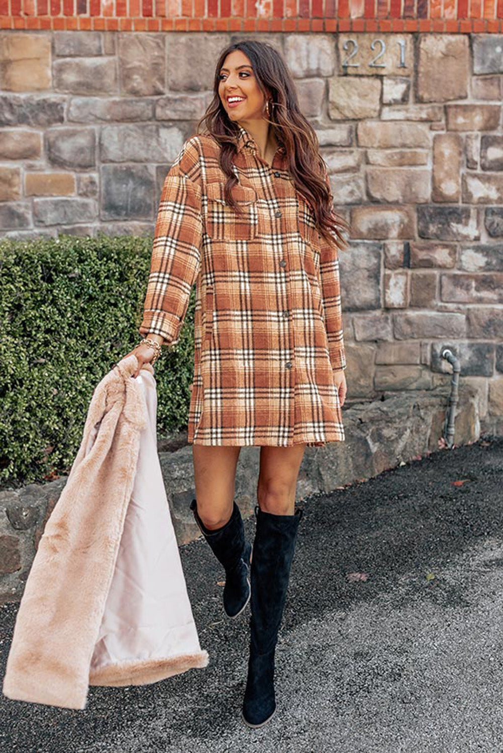 Robe chemise orange à carreaux boutonnée et fendue sur le côté