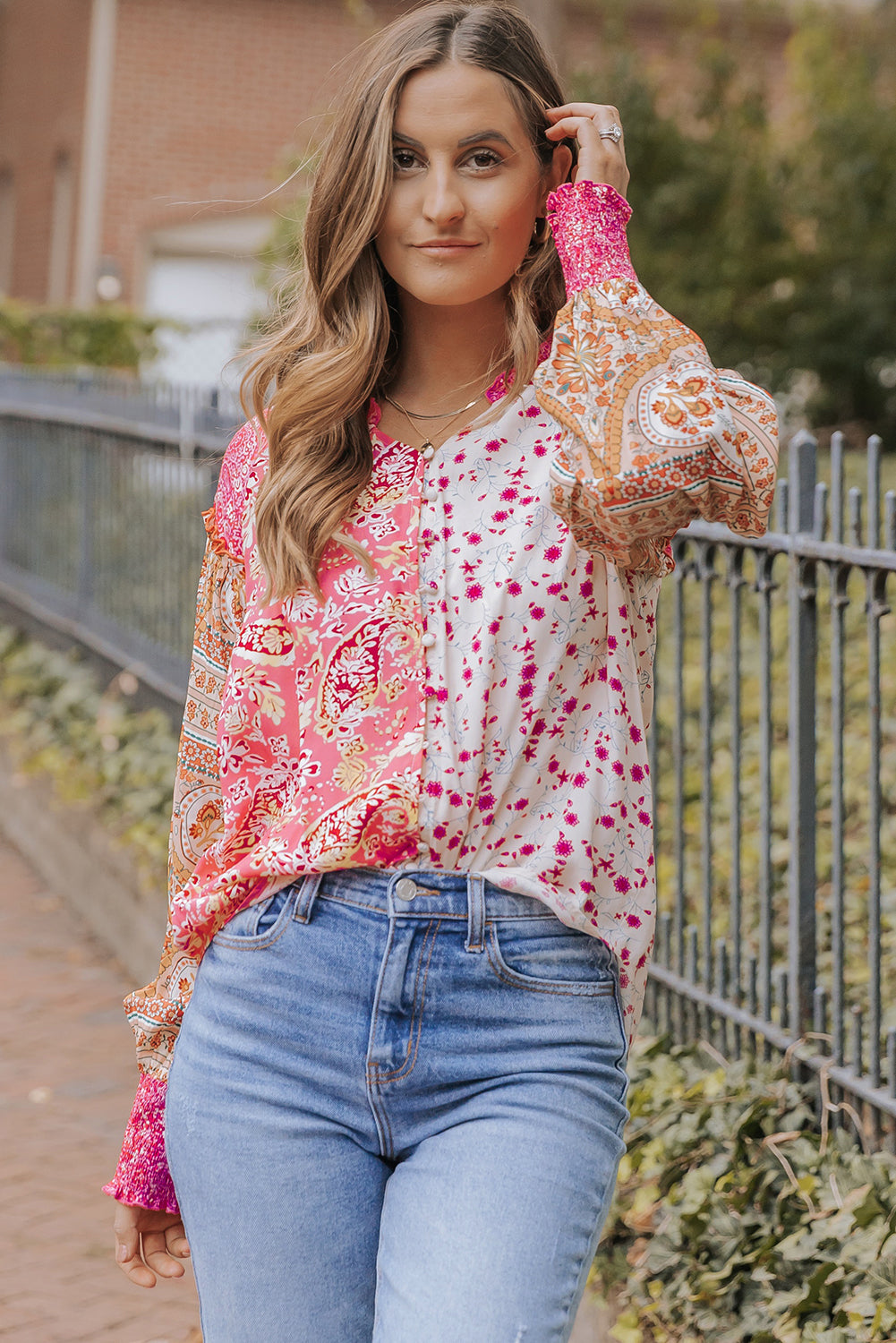 Chemise rose à col en V et imprimé floral mélangé à manches bouffantes