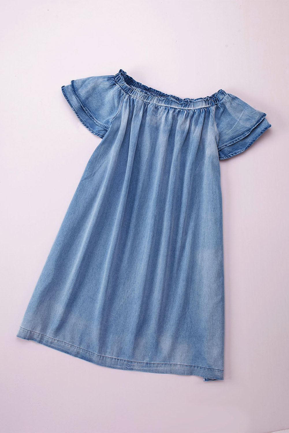 Robe en chambray bleu ciel à épaules dénudées et manches à volants