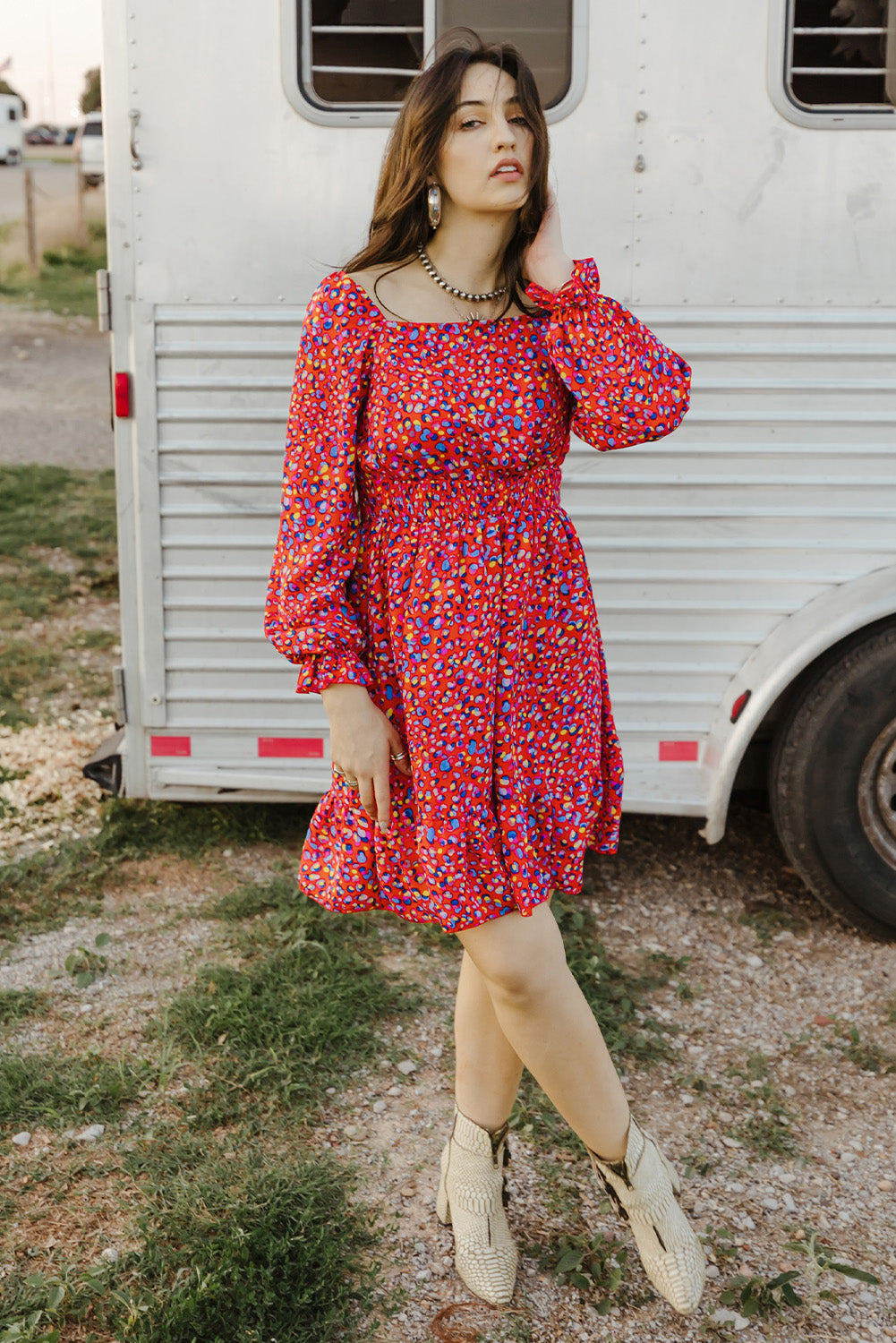 Robe fleurie de printemps rouge à col carré