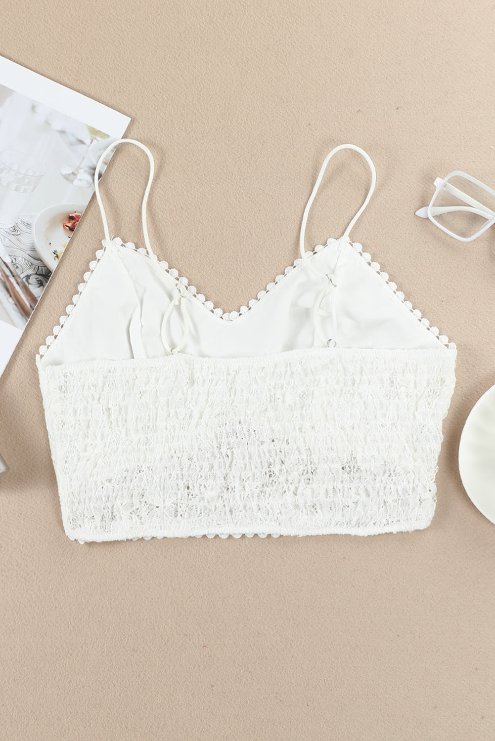 Bralette smockée blanche en dentelle au crochet à pois