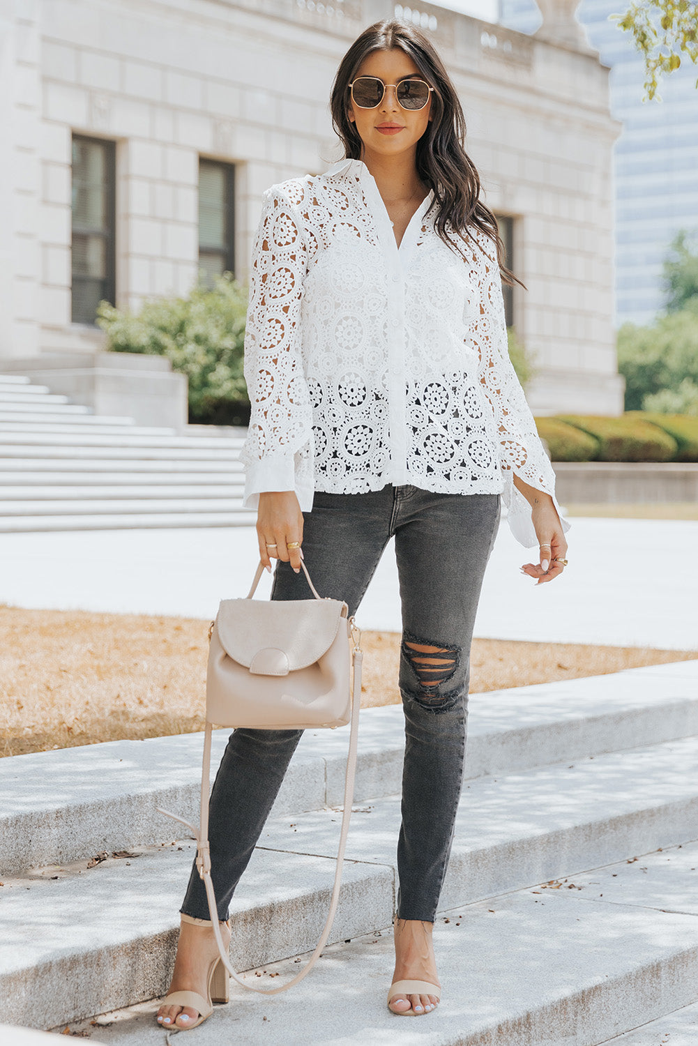 Chemise blanche à col rabattu ajourée en dentelle au crochet