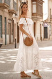 Robe longue blanche en dentelle à volants et épaules dénudées