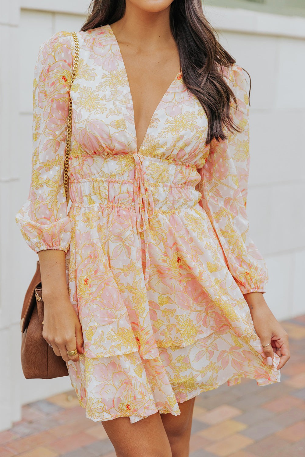 Robe florale jaune à manches longues et col en V