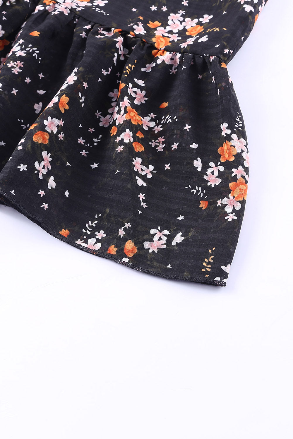 Kimono fluide noir à imprimé floral délicat